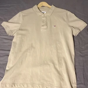 Tommy Jeans tröja - Säljer nu min Tommy jeans tröja. Använd 1 gång sen helt glömt bort att jag hade den. Ny pris 800, mitt pris 99kr! Storlek är L men passar mer som en M 