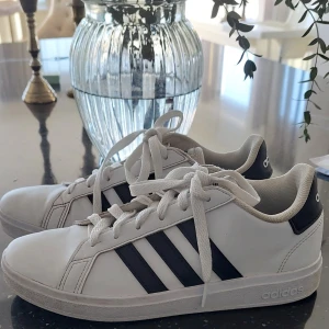 Kontakta mig om du vill köpa - Jätte fina adidas skor i jätte bra skick. Skriv om du vill köpa 