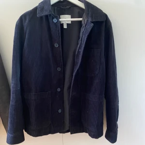 Manchester overshirt  - Fet Manchester overshirt till våren/hösten i nyskick Använd endast en gång  Skriv om det finns några frågor 