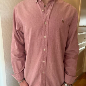 Ralph Lauren skjorta - 🟦 säljer denna extremt fräscha Ralph Lauren skjorta slim fit storlek L. Skicket är 8/10. Tveka inte att höra av er vid frågor eller för fler bilder! 🟦
