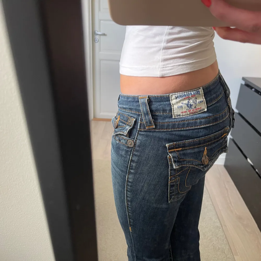 Säljer mina jättesnygga true religion jeans då de ej kommer till användning! De har även egengjord slits! De är i storlek W27 men skulle säga att de är lite mindre. Hör av er privat vid frågor eller fler bilder!!💙💙💙. Farkut & Housut.
