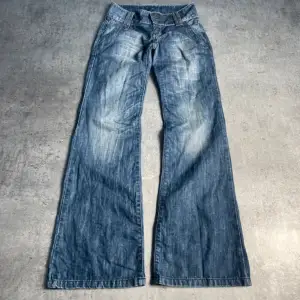 Lågmidjade jeans som tyvärr är för små för mig så har ingen bild på hur dom sitter !