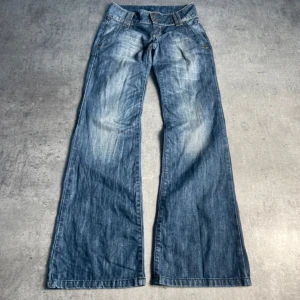 Lågmidjade jeans - Lågmidjade jeans som tyvärr är för små för mig så har ingen bild på hur dom sitter !