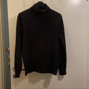 Polo - Polo, H&M, M, defekt: hål under ena armen.