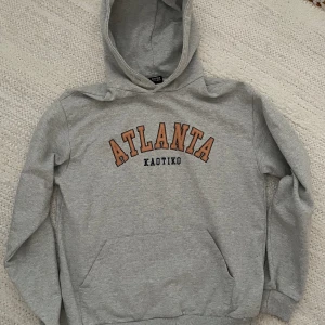 Grå Hoodie Kaotiko - Grå hoodie från Kaotiko utan snören, stl M  Helt okej skick  