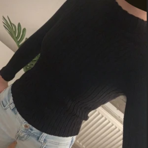 Svart tajt tröja!💕 - Säljer en fin svart tröja som nästan är helt oanvänd! Säljer då den är i fel storlek för mig, men den skulle sitta jätte bra på nån annan!💕Pris kan diskuteras!