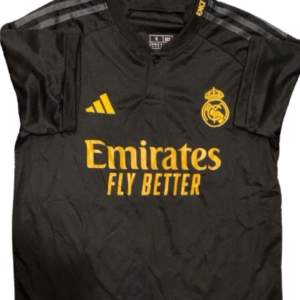 En fin Svart Real Madrid tröja&shorts, säljs för bra pris, tveka inte på att fråga/skriva