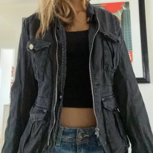 Vårjacka - Jacka från G-STAR, perfekt nu till våren!! 🥰Står storlek L men skulle säga att den är mer S/XS