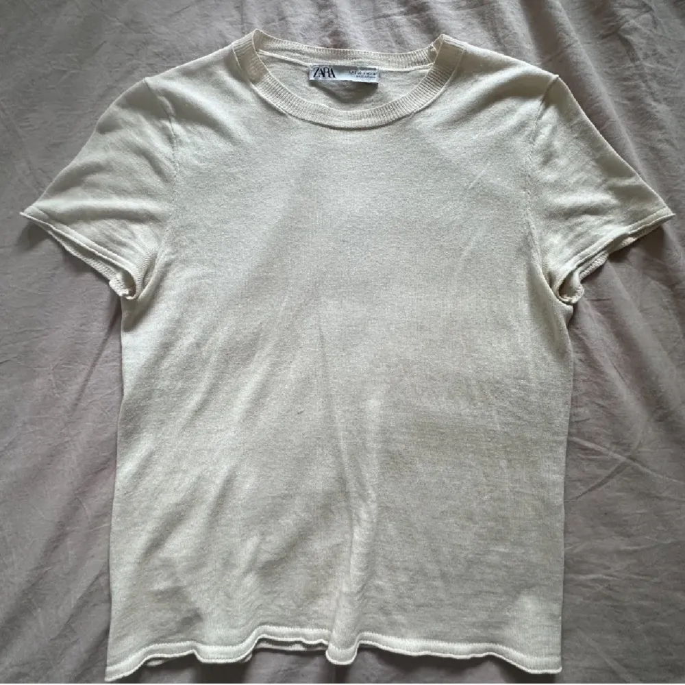 Säljer denna stickade tshirt ifrån zara då den tyvärr inte kommer till användning. Använd ett fåtal gånger och har ett litet hål på baksidan vid nacken. Skriv vid intresse eller frågor🥰. T-shirts.