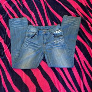 Några jeans ja köpte från sellpy men det var förstora för mig❤️ dom är väldigt tunna inte lowwaisted men absolut inte nära high waisted😓