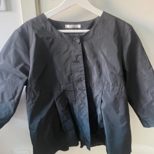 Trekvartsärmad jacka - Superfin Trekvartsärmad jacka som tyvärr inte kommer till användning❤️ storlek 44 men skulle säga att den passar allt från S-XL lite beroende på hur man vill att den sitter 🥰