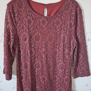 Bruna rosor  - Fick i present. För liten. Ömtålig tyg. St 36. S. Liten M. Luftig. Varm. Möts i Gbg. Kanske går klippa av armar så blir den lättare röra sig i för den som kan sy. 15kr eller byte med en sak. 