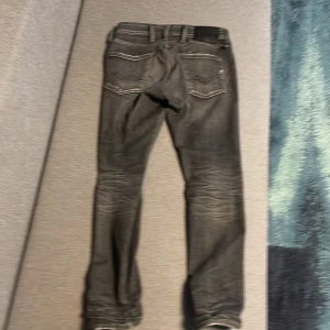 Replay jeans anbass 29/30 - Replay jeans anbass 29/30 slimfit. Nypris 1800kr. Varan är i använt skick