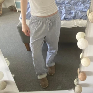 Pyamasbyxor - Säljer de SNYGGASTE byxorna från Lager 157! Köpta förra sommaren men måste tyvärr sälja eftersom de har blivit för korta. De är randiga och har jättefin blå färg som passar så bra till sommaren! Det är bara att trycka på Köp Nu om du vill köpa😍🫶🏻💫