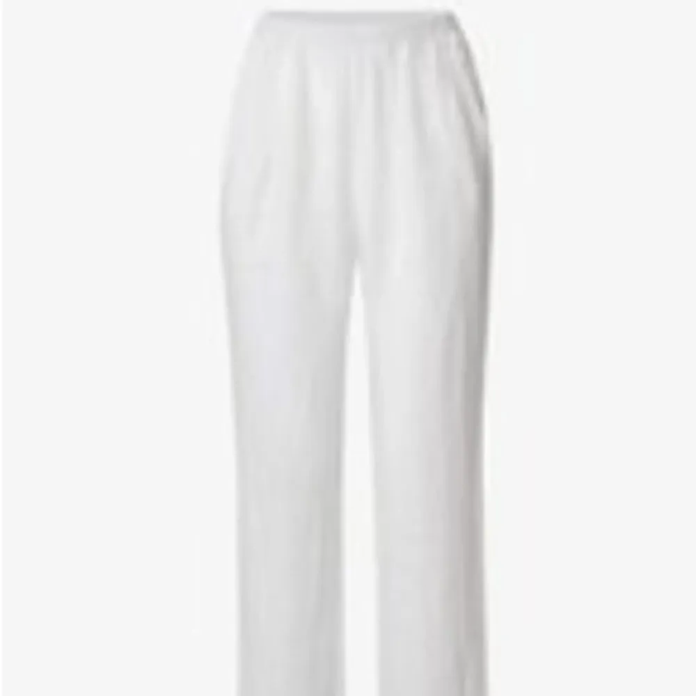 Säljer mina vita linnebyxor från Chelsea som är köpte på Zalando. Finns inte kvar på hemsidan. Passar mig perfekt som är 165cm. Jeans & Byxor.