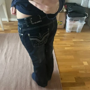 Najs jeans🩶💙 - Jättecoola💙💙midjemått rakt över = 39cm, innerbenslängd = 82cm! Har sytt in i midjan men går att sprätta upp✌️