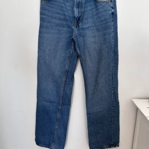 Högmidjade straight jeans - Storlek 38, sitter bra på kroppen, slitage därför billigare pris
