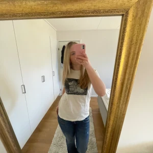 T-shirt  - Fin t-shirt med ett coolt tryck🙌🏼🙌🏼 köptes från ett uf företag för några år sedan