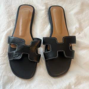 Kollar intresset på mina Hermes liknande sandaler! Storlek 38/39❤️ Skriv vad ni kan tänkas ge för dom😊