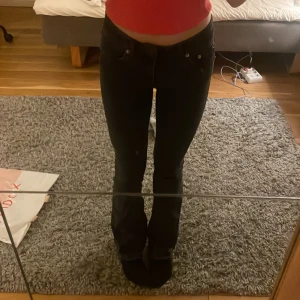 Lågmidjade, utsvängda jeans - Bra skick