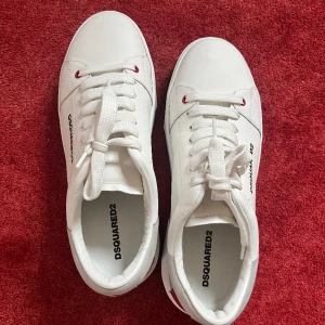 Dsquared2 skor storlek 44 - Dsquared2 skor i storlek 44, använda fåtal gånger inomhus, säljer pågrund av för stor storlek, köpta i Matias Fashion Outlet i Milano, box ingår, kontoutdrag finns, äkthetsbevis finns, inköpta i september år 2023 hör av er för minsta funderingar!😀