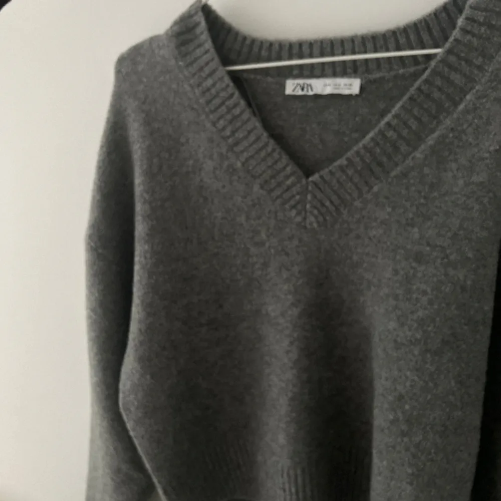 En grå stickad tröja från Zara med en fin v-ringning. . Stickat.