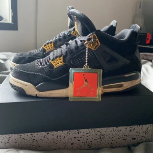 Jordan 4 royalty  - Jordan 4 royalty äkta, priset kan diskuteras. Kan även tradea. Kan tvätta dem innan jag skickar dem.