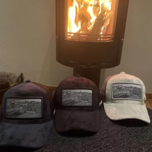 Capéllo keps - Tre olika färger finns i materialet mocka.