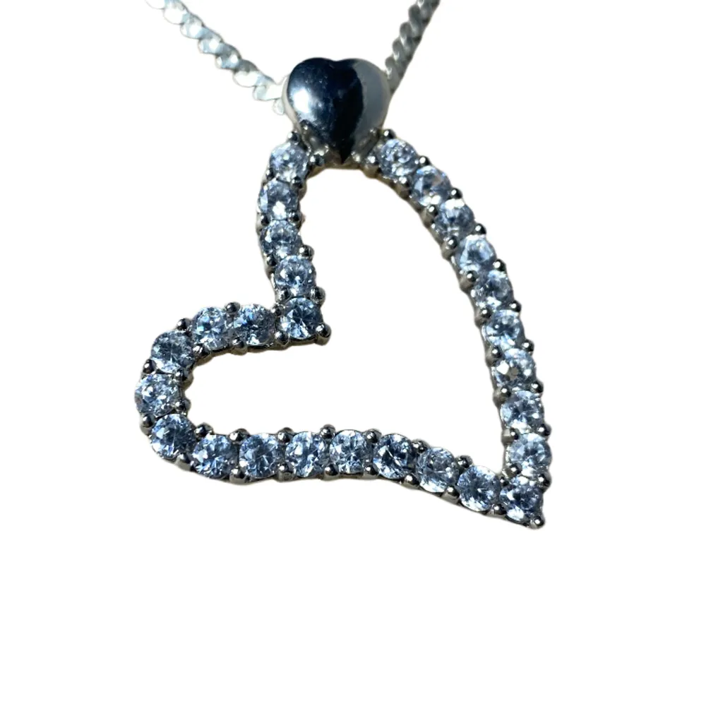 Super söt silver halsband med asymmetrisk hjärta   Stämplat med 925, både kedjan och hjärtat är i silver   . Accessoarer.