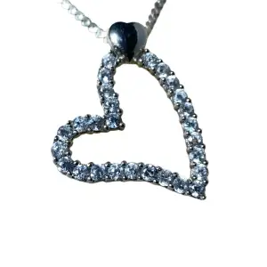 Super söt silver halsband med asymmetrisk hjärta   Stämplat med 925, både kedjan och hjärtat är i silver   