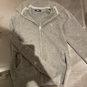 Gant fullzip  - Varan visar inga tecken på användning, skick 10/10, det är 50% kashmir och 50% ull vilket gör tröjan väldigt skön att ha på sig. Kom privat för fler bilder eller frågor!