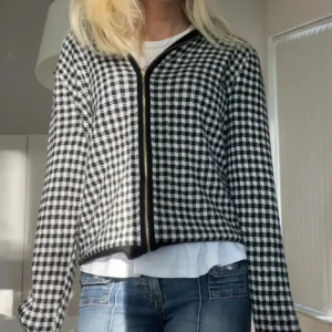 Så snygg tröja!  - Säljer min så snygga tröja köpt här på Plick för ett tag sen. Men super bra skick! Perfekt nu till våren!💃🏼