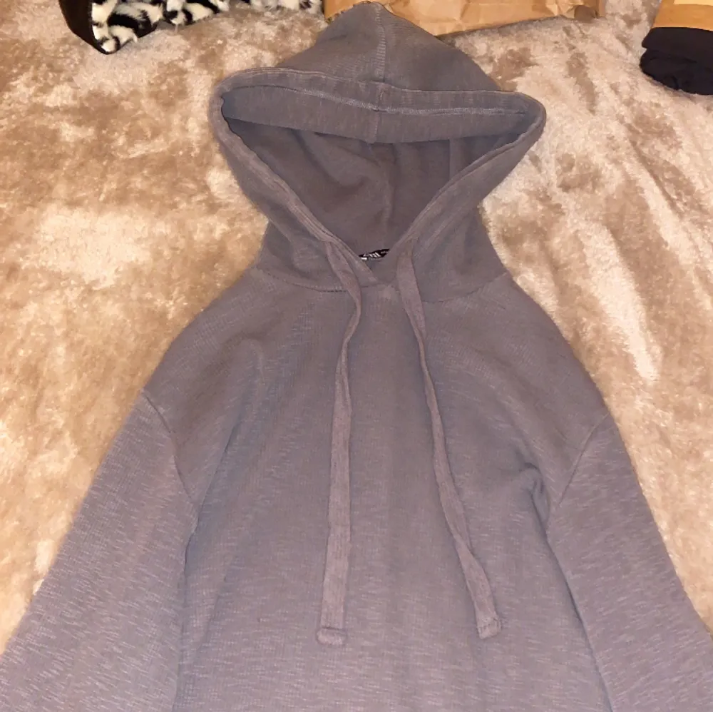 Snygg ”hoodie” i tunt material från Zara! Jättebra skick endast använd 2-3 ggr!💞. Tröjor & Koftor.