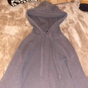 Snygg ”hoodie” i tunt material från Zara! Jättebra skick endast använd 2-3 ggr!💞