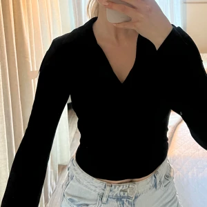 Svart topp  - svart ribbad topp från nakd med v ringning! Aldrig använd 