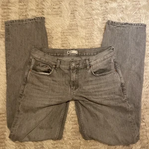 Lågmidjade Jeans - Lågmidjade raka jeans från gina tricot i nyskick🩷 Midja: 37 cm Innerben: 82 cm Benöppning: 20 cm