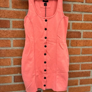 Klänning Tiger large - Tiger of Sweden klänning oanvänd med prislappen kvar!  Aprikos i kraftig trikåtyg. Storlek large (liten i storleken)