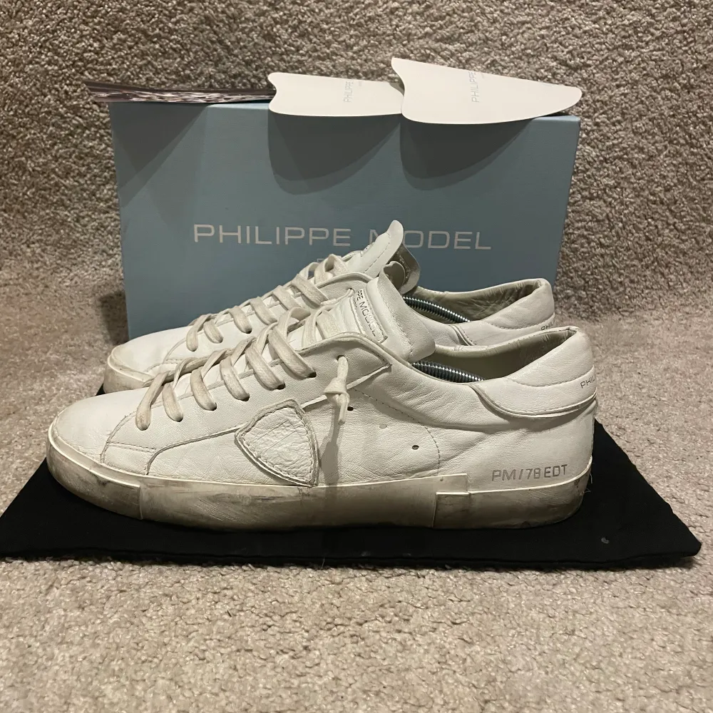 Säljer dessa feta Philippe model skor i färgen vit og ingår ej. De är 9/10 skick samt att allt og ingår. Vid minsta lilla fråga är de ba att hojta!. Skor.