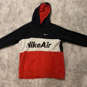 Nike Air hoodie - En snygg nike air hoodie som passar dig som har storlek 147-158cm. Bra present till ditt barn, kusin eller till dig själv eftersom det finns inga skador på tröjan och den är i riktigt fint skick.  
