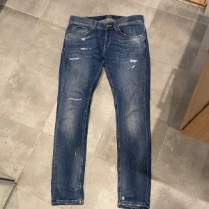 Dondup jeans - Tja, säljer nu dessa riktigt snygga dondup jeans med väldigt schysst tvätt o slitningar! Storlek 31. Ny pris 3300, mitt pris 1399❕ hör av er vid minsta lilla fundering