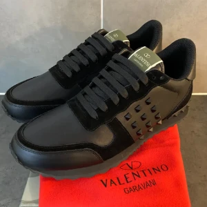 Valentino rockrunners - Ett par riktigt feta valentino rockrunners helt nya, dustbag ingår, skriv först vid intresse😀