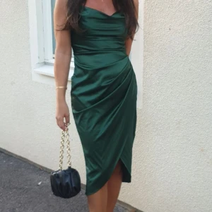 Klänning  - Nästan som ny använd endast en gång. 