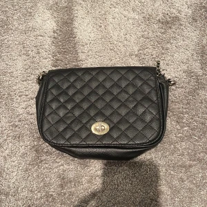 Svart väska - Jättefin svart väska i toppen skick som inte kommer till användning, liten och smidig men ändå rymlig🩷 Osäker på märke, men säljer för 70 kr🩷