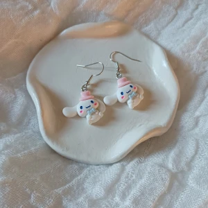 kawaii örhängen - Säljer dessa supersöta örhängen! De är helt oanvända och kostade 149 kr i butik. Kontakta mig ifall du är intresserad🩷 🤍🩷🤍🩷