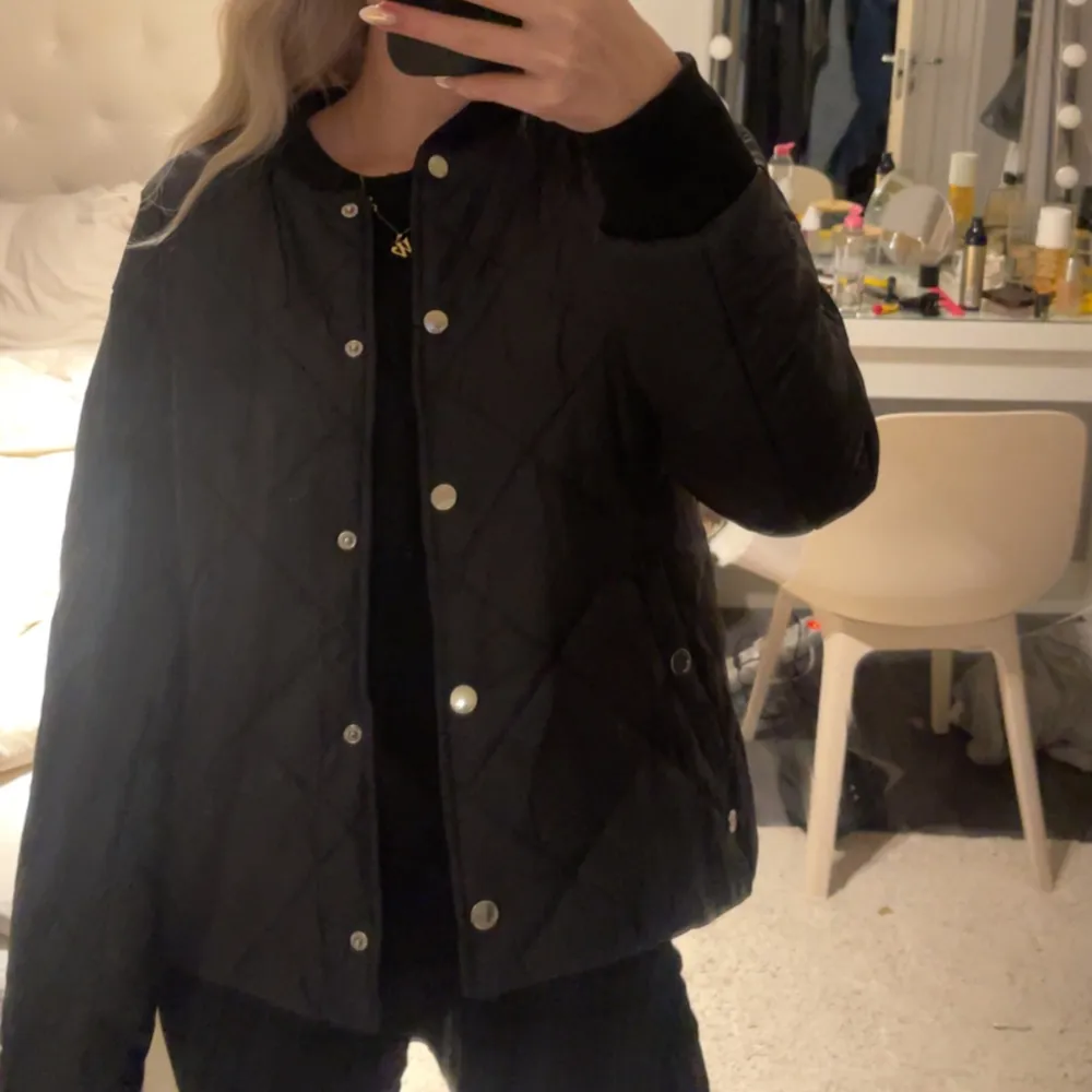 Säljer denna quilted likande jacka som jag inte vet vart den är ifrån, storlek S. Säljer för 400. Takit.
