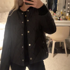 Quilted likande jacka - Säljer denna quilted likande jacka som jag inte vet vart den är ifrån, storlek S.   Säljer för 400