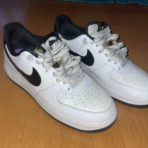 Nike air force  - Tjenare säljer en Nike air force special edition, använda några enstaka gånger, mycket fint skick Pris går att diskutera 