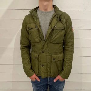 Ralph Lauren fieldjacket - Skitsnygg Fieldjacket från ralph lauren i storlek S. Jackan är i fint skick utan defekter  Nypris : 2999sek | mitt pris: 849 Modellen på bilderna är 180cm och väger 75kg
