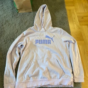 Lila hoodie - Använd ett fåtal gånger. Liten i storleken, känns som storlek M