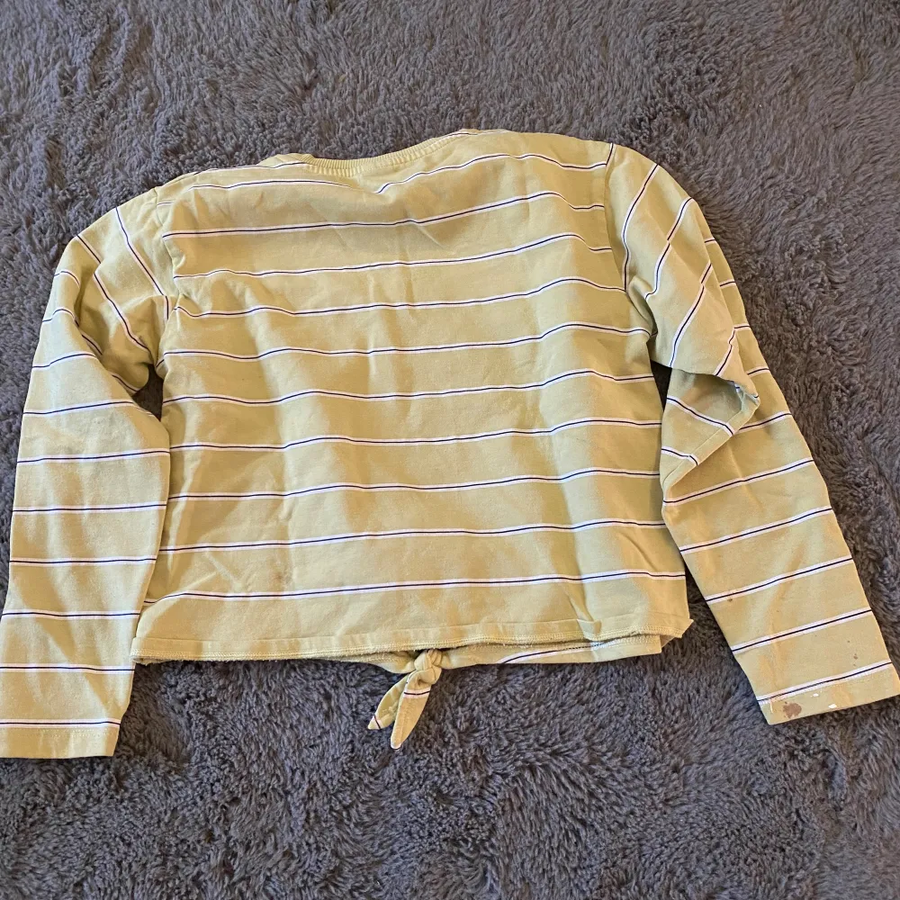 Superfin gul randig tröja. Säljer pga för liten. Tröjor & Koftor.